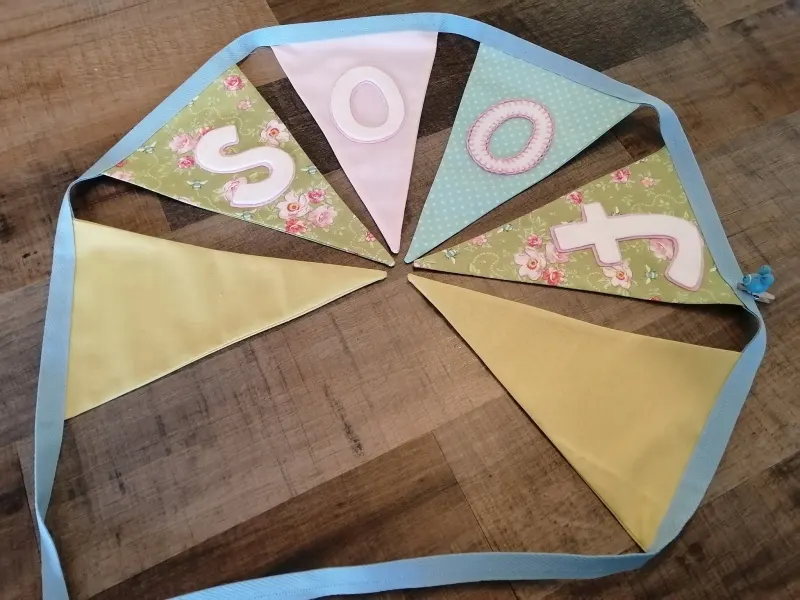 Stoffen naamslinger SOFIE in geel, roze en groen, met een bloemdetail