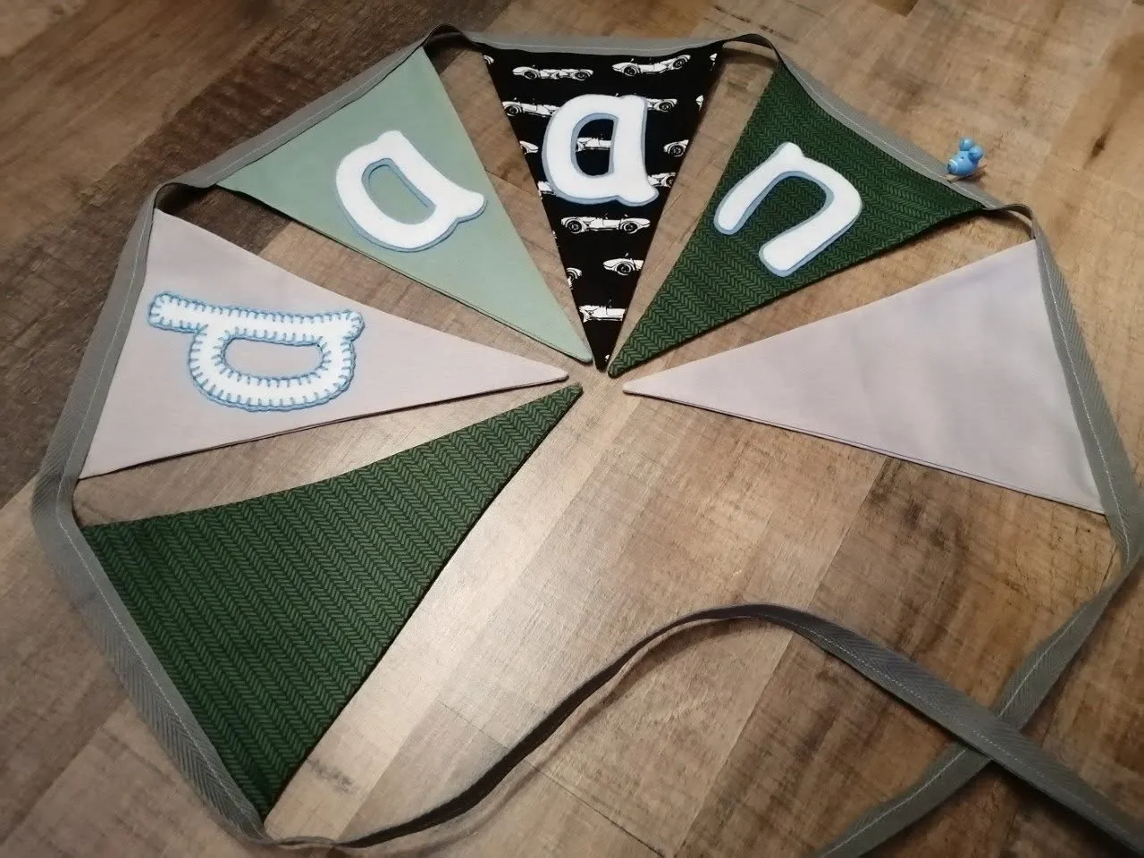 Stoffen naamslinger DAAN in groen, zwart en roze, met een autodecoratie