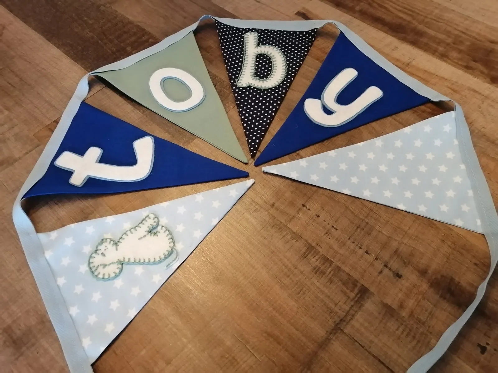 Stoffen naamslinger TOBY in blauw en saliegroen, met sterren en een motor