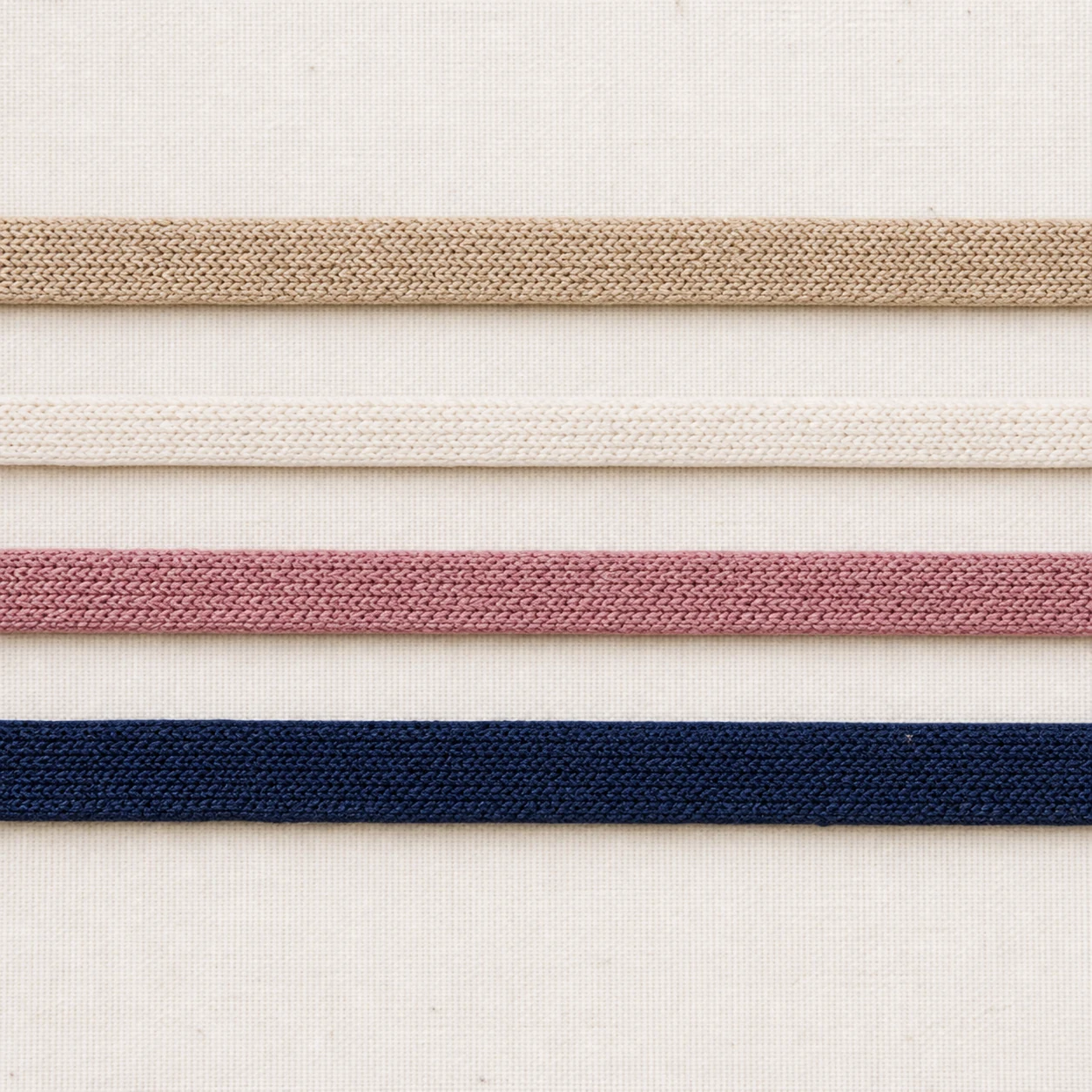 Koorden in beige, oudroze en donkerblauw
